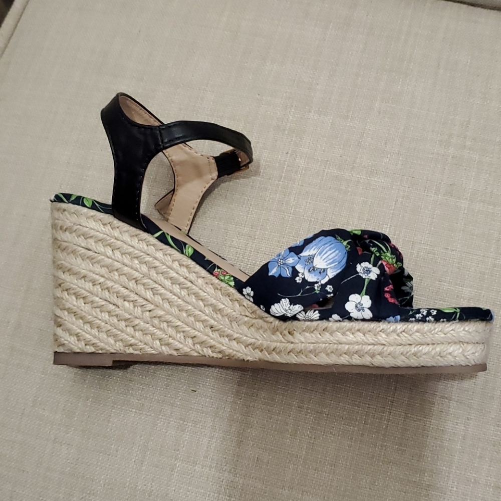Shoes - Picture 4 of 5